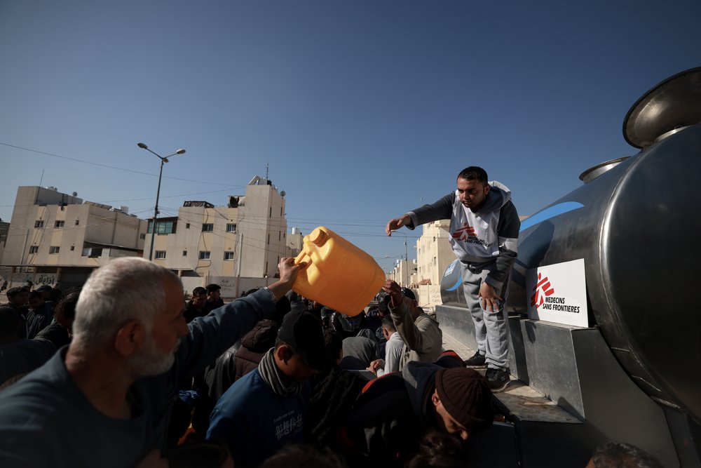 Teams van Artsen zonder Grenzen delen drinkwater uit in Rafah, in het zuiden van Gaza.