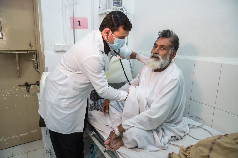 hartslag controleren in het Boost-ziekenhuis in Afghanistan