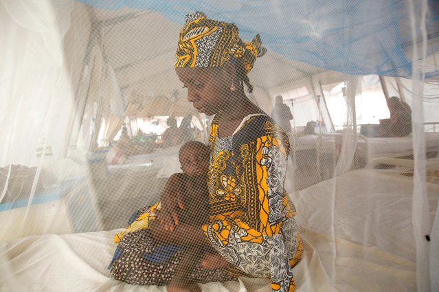 Basira Nasiru met haar ondervoede baby in het voedingscentrum van Artsen zonder Grenzen