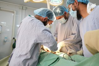Personeel is druk bezig met het uitvoeren van een operatie in het Boost-ziekenhuis. (foto mei 2021) © Tom Casey/MSF