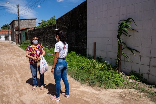 Onze hulpverleners geven voorlichting over het coronavirus aan mensen op straat. © Mariana Abdalla/MSF