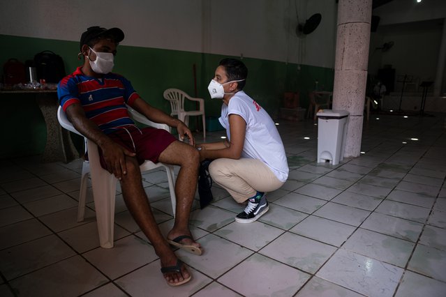 Verpleegkundige Jaqueline praat met een patiënt in de mobiele kliniek in Fortaleza.