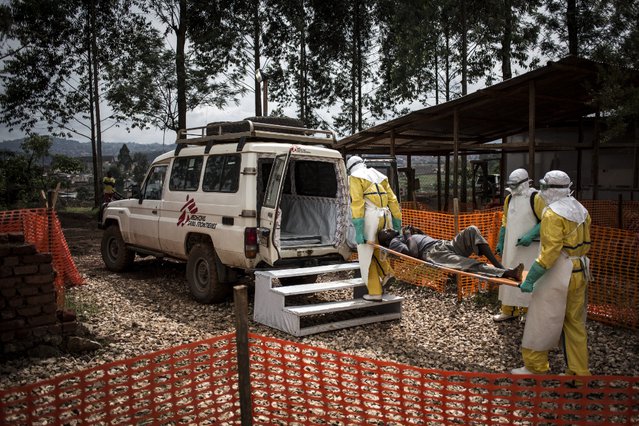 Onze hulpverleners met een ebolapatiënt in DR Congo | Artsen zonder Grenzen