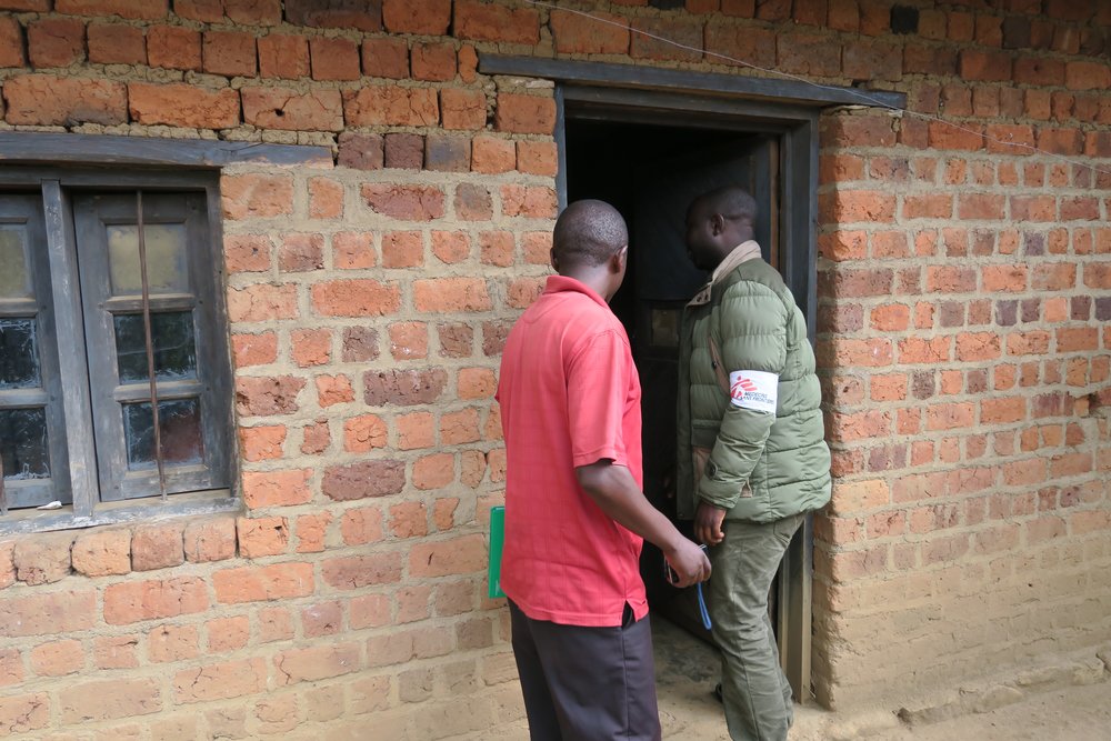 Diallo praat met een familie over ebola