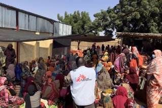 Moeders en kinderen wachten voor een kliniek van Artsen zonder Grenzen in Darfur, Soedan