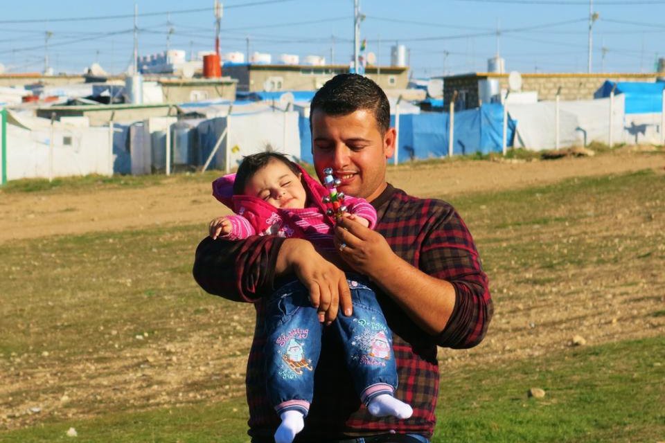 Syrische verpleegkundige Suar met zijn dochtertje Helma van 8 maanden oud