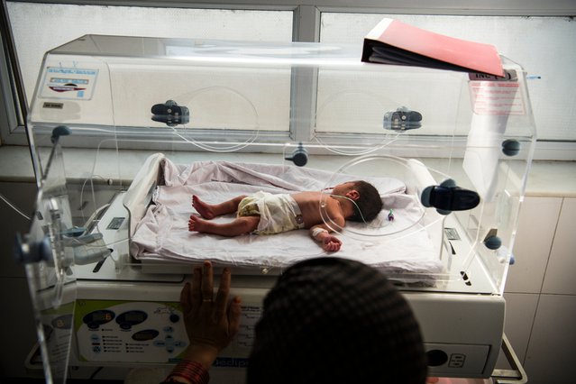 Baby en moeder in het Boost-ziekenhuis, Afghanistan
