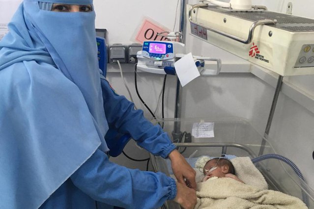 Verpleegkundige zorgt voor kleine patiënt, Jemen