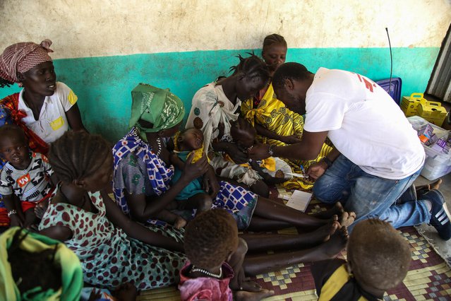 Arts onderzoekt kind in Zuid-Soedan