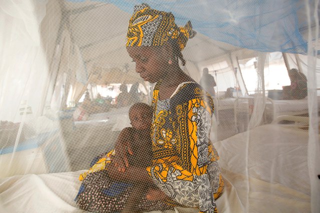 Moeder en kind in kliniek Artsen zonder Grenzen