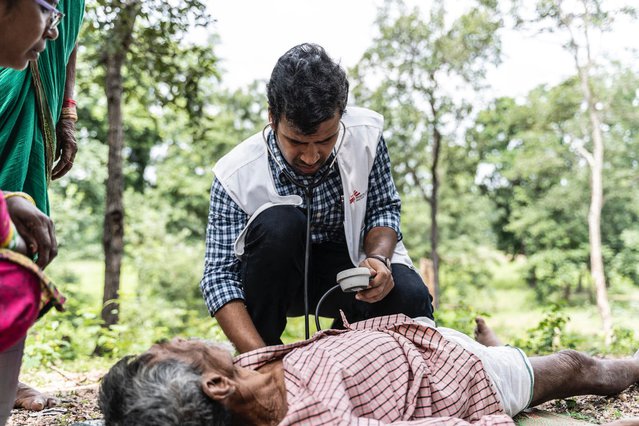 Een arts in India helpt een zieke man die 10 kilometer heeft gelopen om hulp te vinden