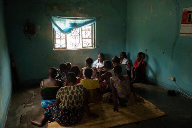 Een verpleegkundige gaat in gesprek met prostituees in Malawi.