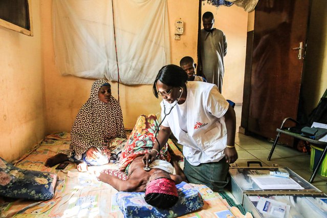 Een arts in Mali onderzoekt een dame met borstkanker.
