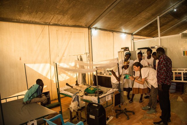Een arts van Artsen zonder Grenzen beoordeelt de gezondheidssituatie van een kind in Zuid-Soedan