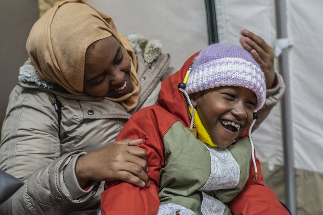 Foto. De Somalische Abdul, 7 jaar oud, is verlamd en heeft epilepsie. Moria kamp, Lesbos, Griekenland.