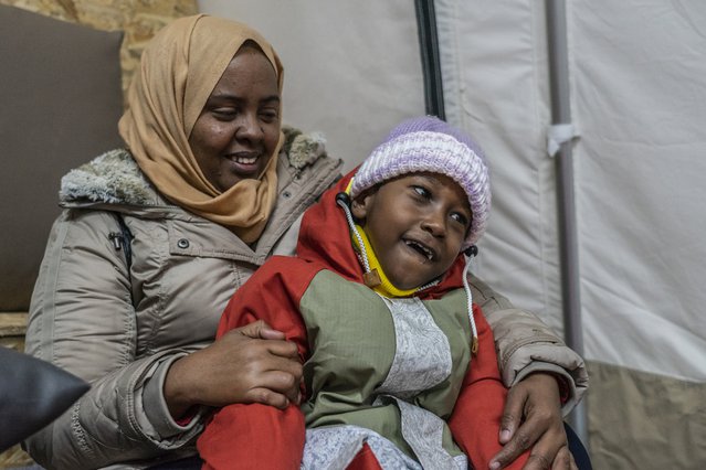 Foto. De Somalische Abdul (7) is verlamd. Lesbos, Griekenland.