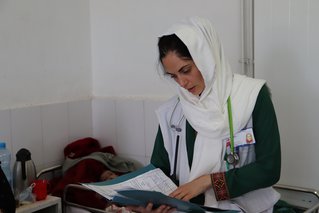 Verloskundige in het Boost-ziekenhuis in Afghanistan