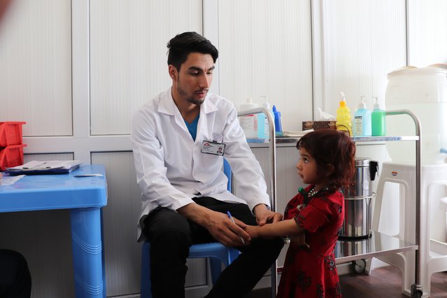 Een kindje krijgt een consult in onze kliniek voor vluchtelingen bij de stad Herat in Afghanistan.