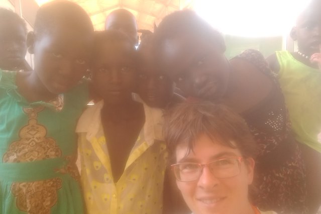 Arts Ayla Emmink Zuid-Soedan met kinderen
