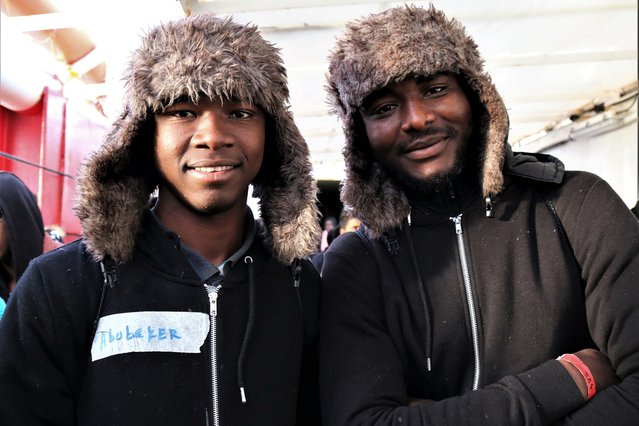 Foto: twee broers, gevlucht uit Nigeria, op reddingsschip Ocean Viking op de Middellandse Zee. © MSF/Hannah Wallace Bowman