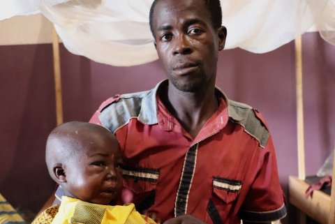 Guillaume Belossou en zijn ondervoede zoon Daris