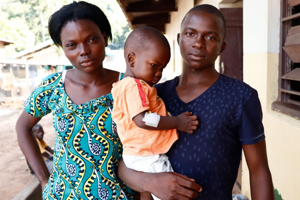 Méda en Mathuri met hun zoon Therence bij de kinderafdeling