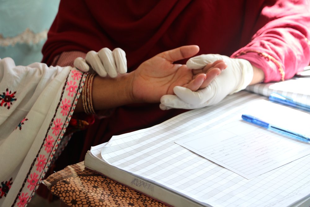 Een medewerker van Artsen zonder Grenzen controleert de pols van een patiënt in het ziekenhuis van Chaman, Pakistan. © Zahra Shoukat/MSF