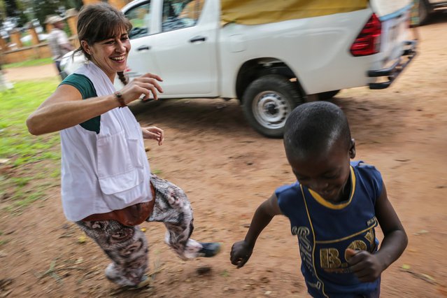 Verpleegkundige Maria Blanco speelt met een kind in Democratische Republiek Congo