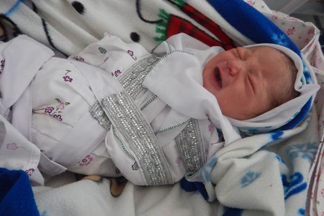 Een pasgeboren baby in het Boost-ziekenhuis in de provincie Helmand, Afghanistan