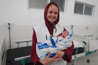 Een pasgeboren baby in het Boost-ziekenhuis in de provincie Helmand, Afghanistan