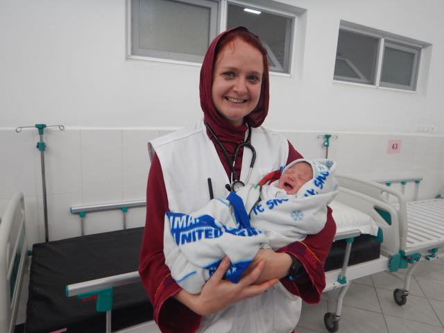 Een pasgeboren baby in het Boost-ziekenhuis in de provincie Helmand, Afghanistan