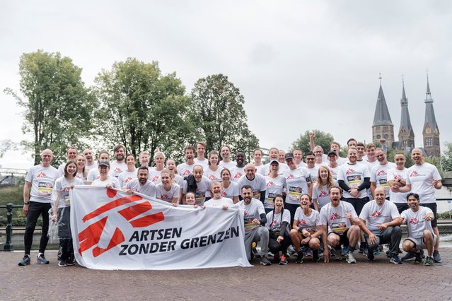 groepsfoto team artsen zonder grenzen voor aanvang dam tot damloop