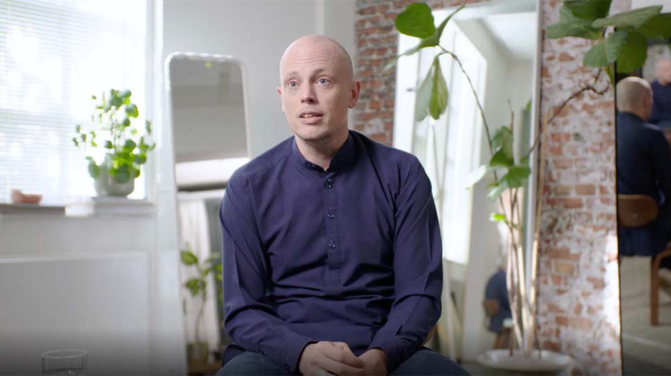 Landencoördinator Djoen van Artsen zonder Grenzen wordt geinterviewd door VICE.
