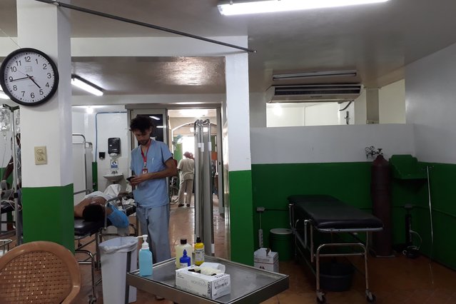 Spoedeisende hulparts Thomas verzorgt een patiënt in het Artsen zonder Grenzen ziekenhuis in de wijk Martissant, Port-au—Prince, Haïti.