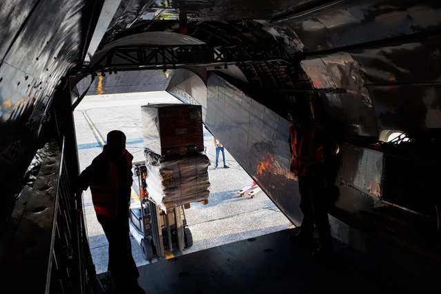 Pakketten worden geladen in het  vliegtuig