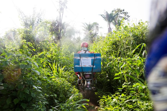 Pakketten worden geladen op een motor
