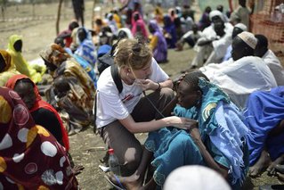 Een zieke vrouw in Zuid-Sudan wordt onderzocht door een dokter van Artsen zonder Grenzen