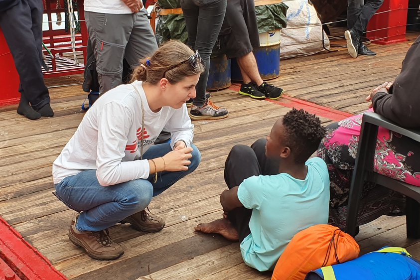 Medisch teamleider Stefanie in gesprek met een jongen aan boord van reddingsschip Ocean Viking op de Middellandse Zee. © MSF/Stefan Dold