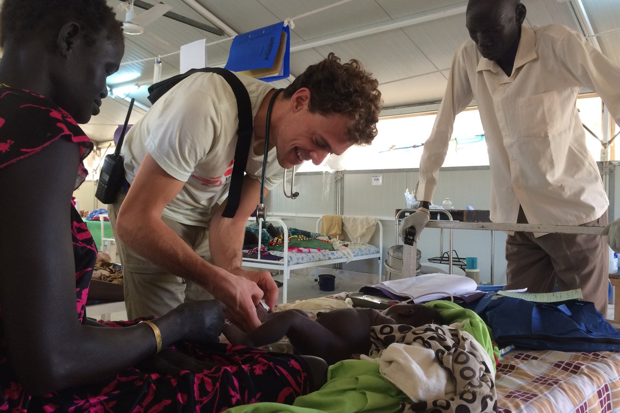 Tropenarts Erik Wehrens met patiënt in ziekenhuis Artsen zonder Grenzen in Zuid-Sudan.
