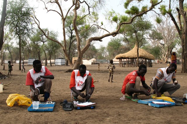 Medewerkers van Artsen zonder Grenzen verzamelen en analyseren watermonsters in het veld. ©MSF