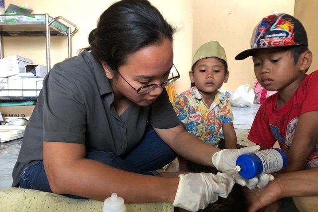 Dokter Rangi Wirantika behandelt de de 4-jarige Adam