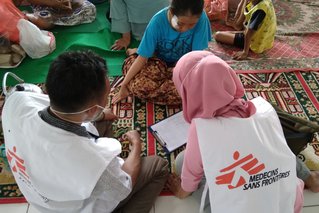 Consult 13 jaar oude overlevende van de tsunamiramp op Java, Indonesië.