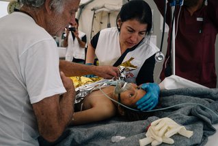 Dokters Artsen zonder Grenzen behandelen gewond meisje in Irak