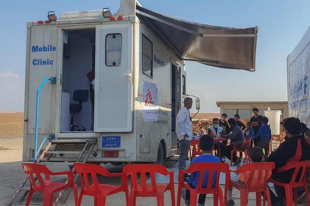 Mobiele kliniek Artsen zonder Grenzen voor Syrische vluchtelingen in grensgebied Irak.