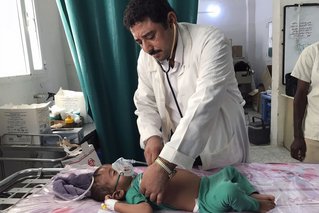 Arts Ahmed behandelt een kind in ziekenhuis Artsen zonder Grenzen Jemen