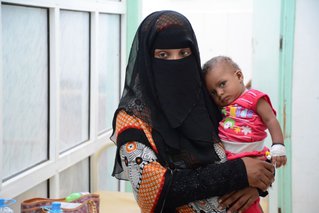 Moeder en kind, dat cholera heeft, in Jemen.