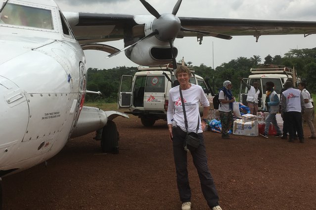 Joke Zeydner op de landingsbaan in Lubutu, DR Congo. Foto: AzG
