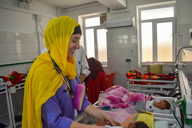Kimberly onderzoekt een baby in onze kraamkliniek in Khost, Afghanistan. (Foto uit 2019) © Elise Moulin/MSF