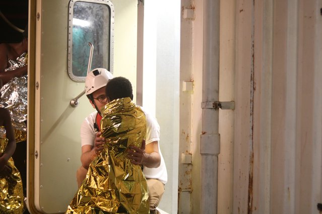 Foto: kindje met overlevingsdekentje aan boord van reddingsschip Ocean Viking op de Middellandse Zee. © MSF/Hannah Wallace Bowman