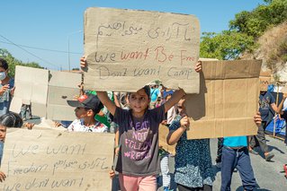 protest kinderen tegen nieuw kamp brand moria lesbos